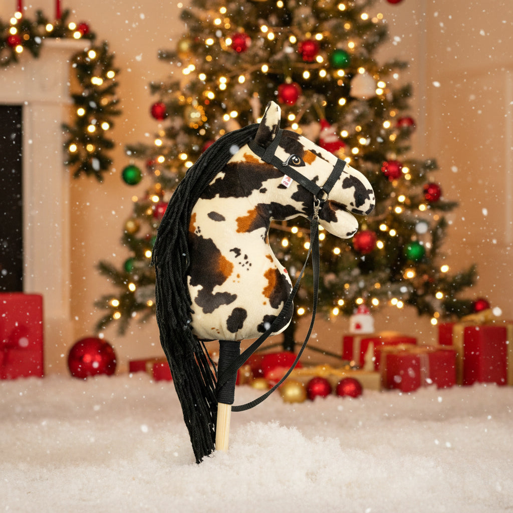 Hobby horse jménem Monty s černou hřívou, dospělý kůň na tyči, česká ruční výroba.