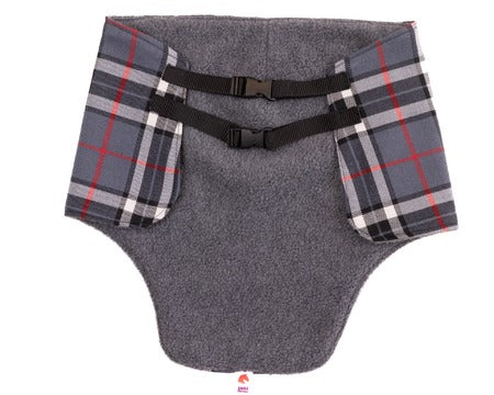 Detail prošívání a materiálu na šedé kárované dečce pro hobby horse od značky JUHI.