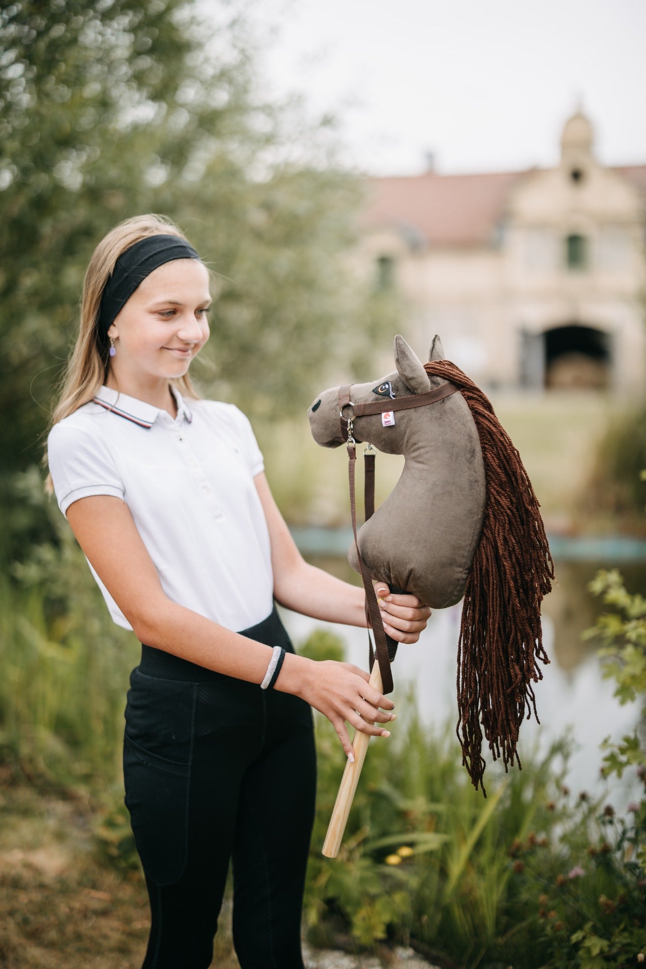 Hobby horse hříbě jménem Gizmo s tmavě hnědou hřívou, ručně šitý v ČR.