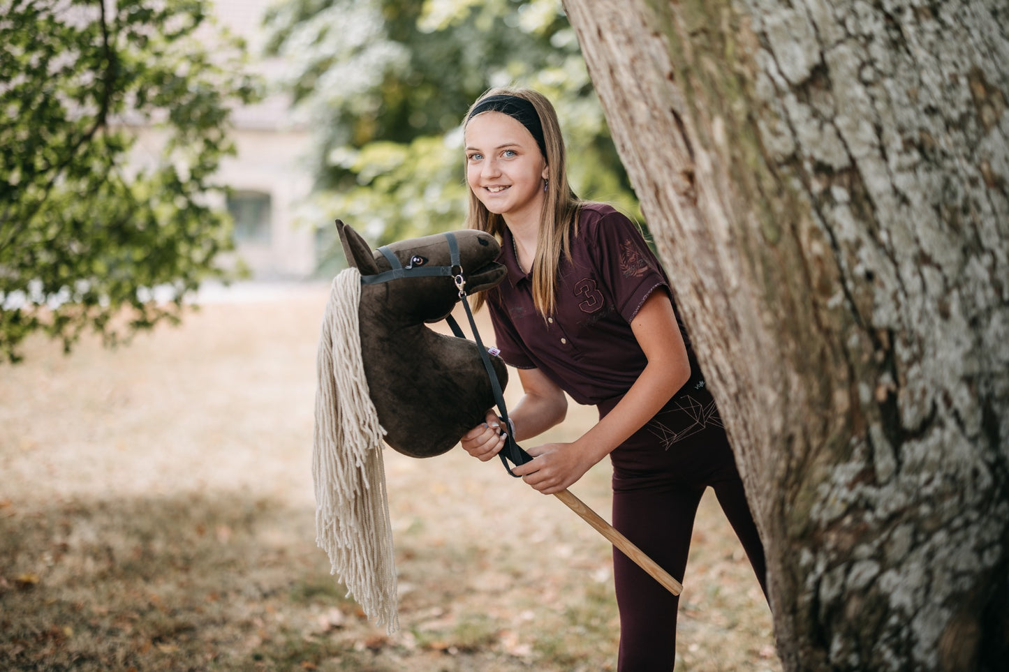 Hobby horse jménem Gizmo s přírodní hřívou, dospělý kůň na tyči, česká ruční výroba.