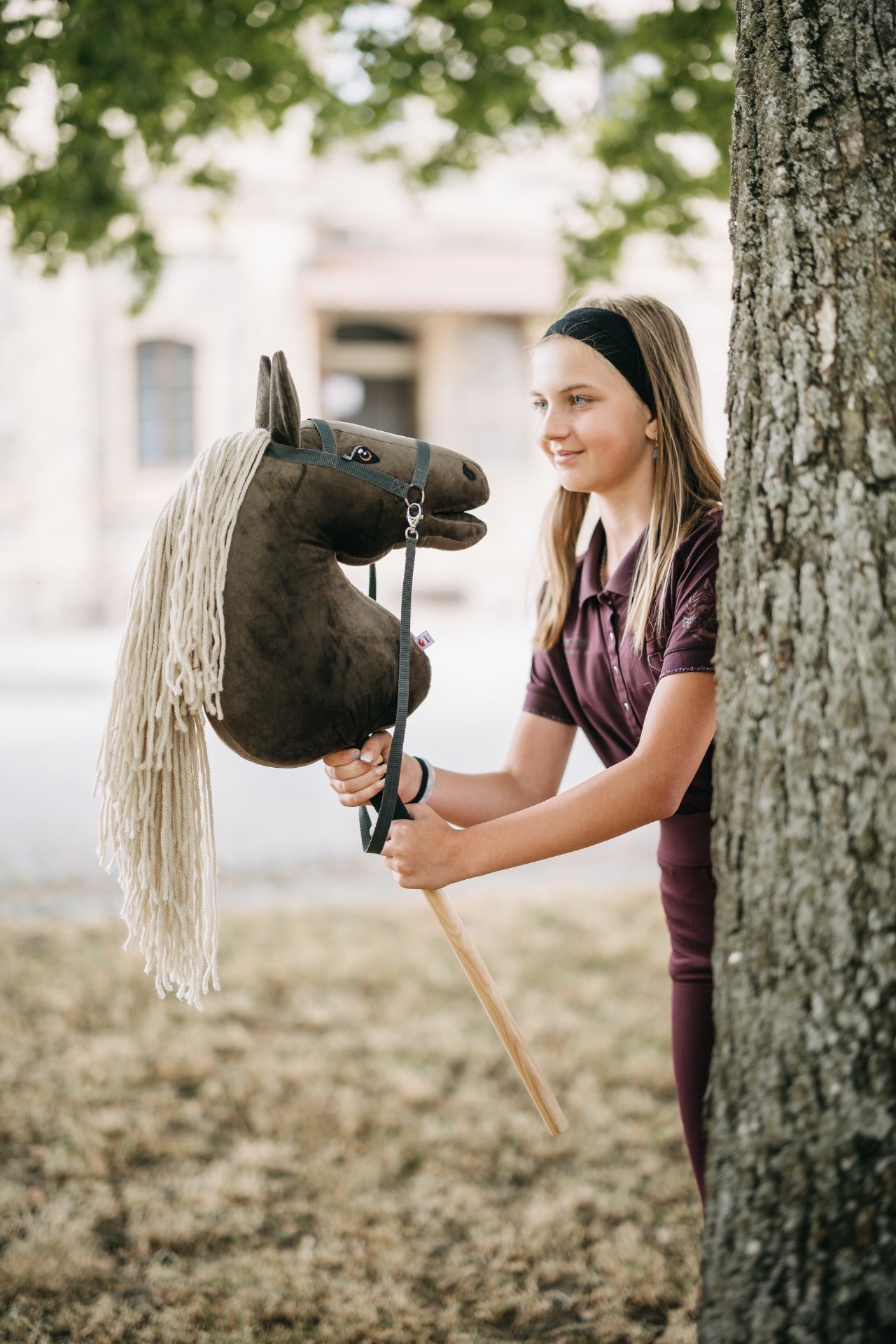 Hobby horse jménem Gizmo s přírodní hřívou, dospělý kůň na tyči, česká ruční výroba.