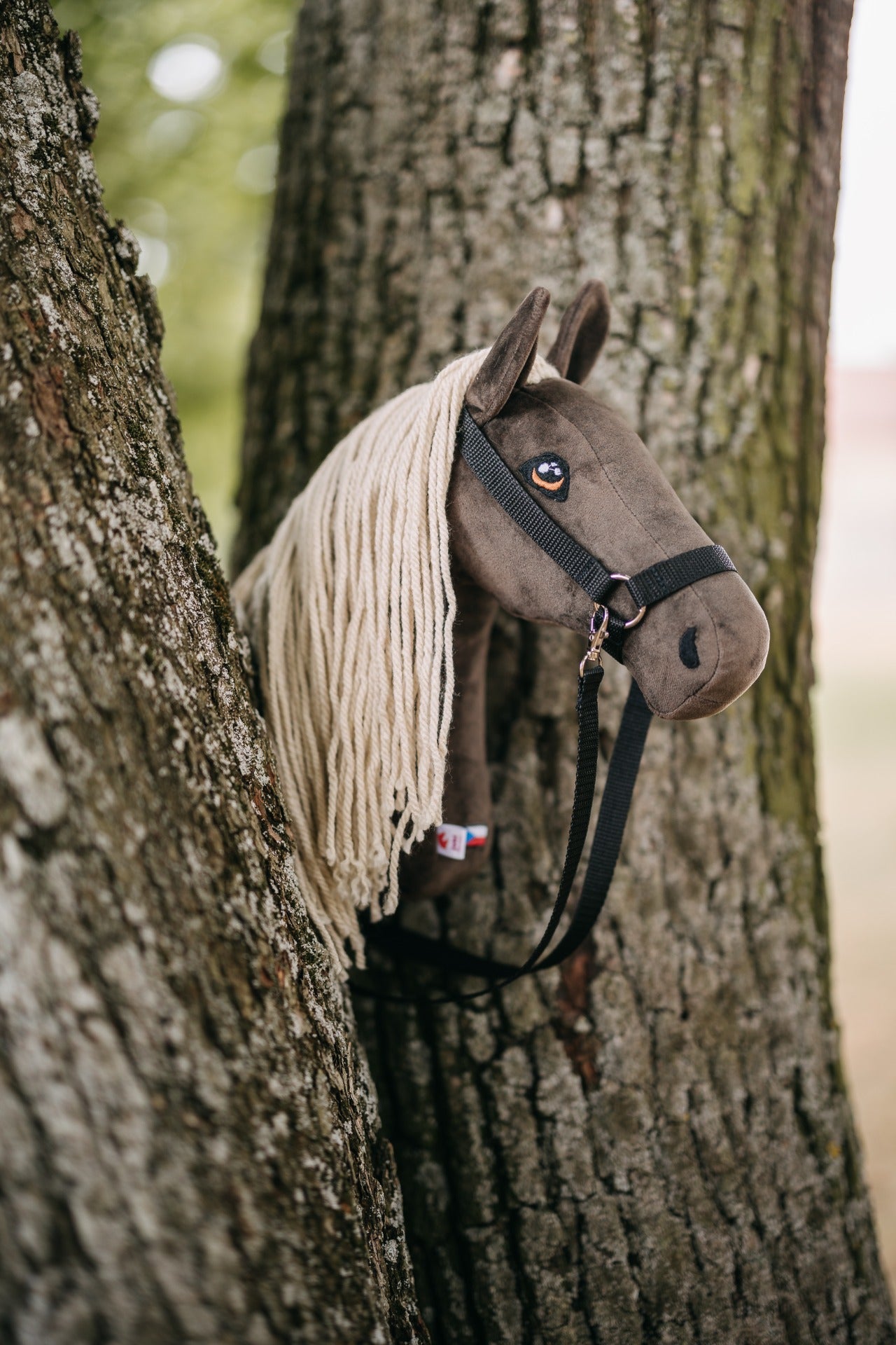 Hobby horse jménem Gizmo s přírodní hřívou, dospělý kůň na tyči, česká ruční výroba.