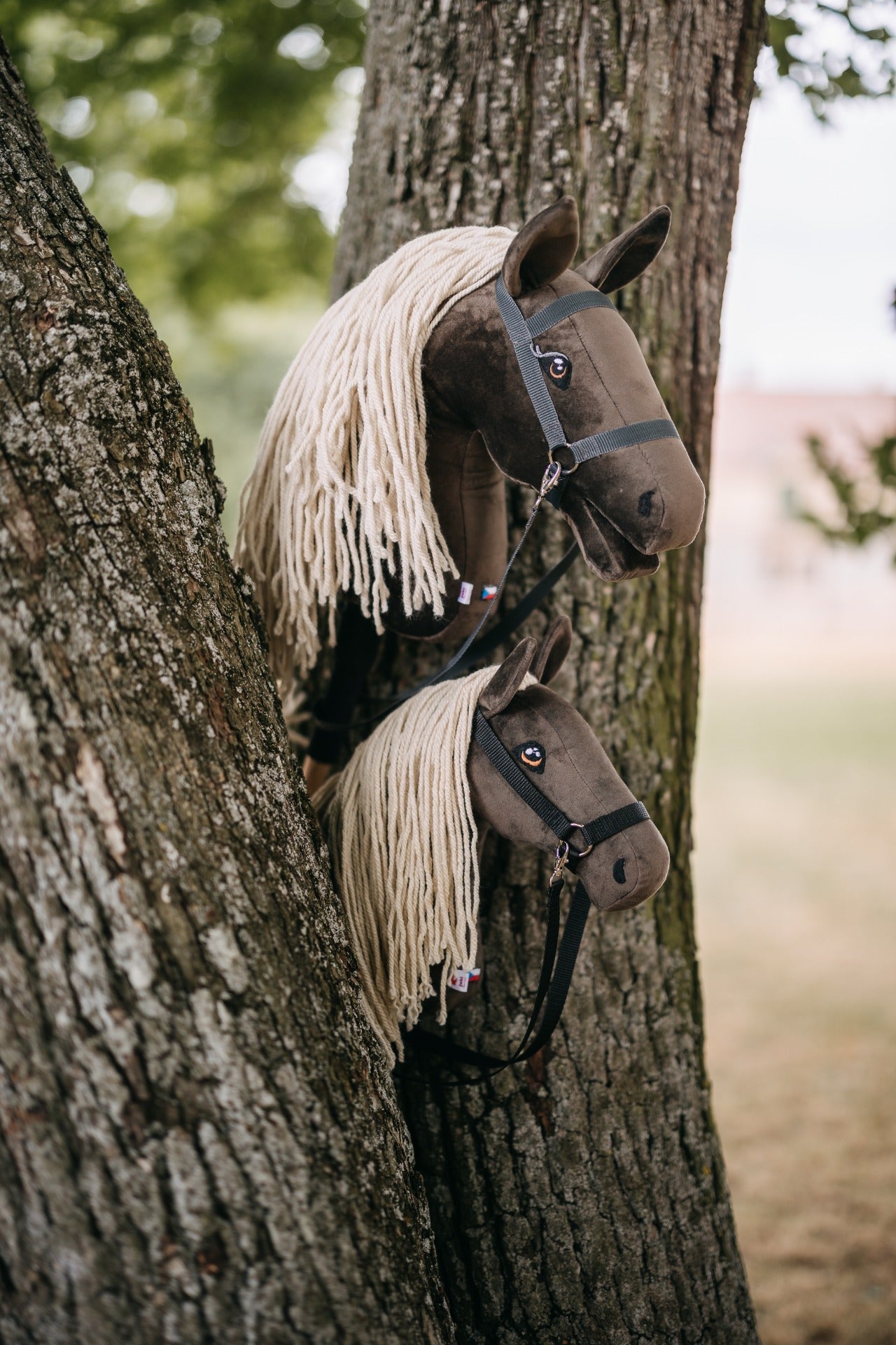 Hobby horse jménem Gizmo s přírodní hřívou, dospělý kůň na tyči, česká ruční výroba.