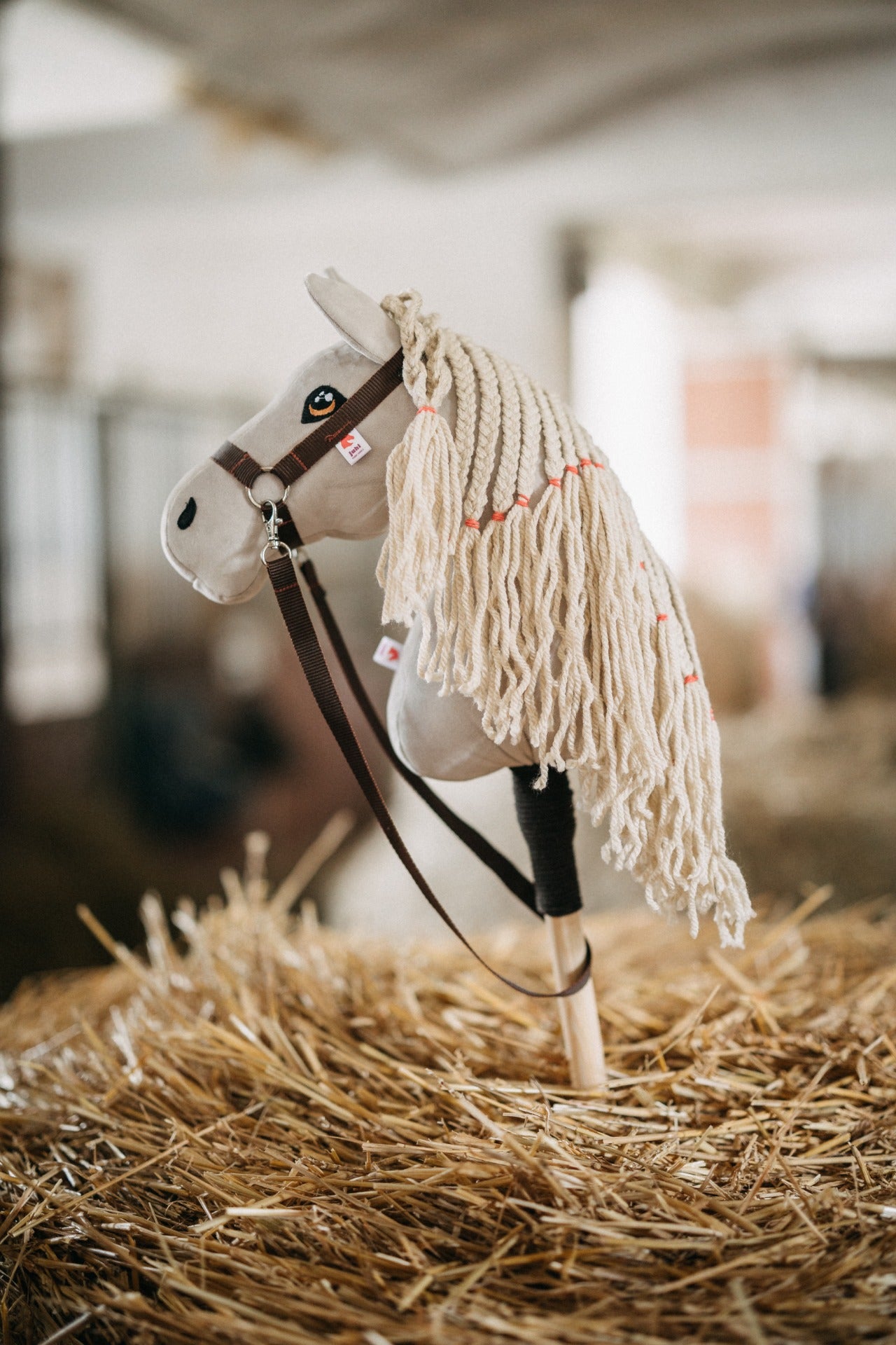 Bílý hobby horse bělouš jménem Cora, hříbě na tyči, česká ruční výroba.
