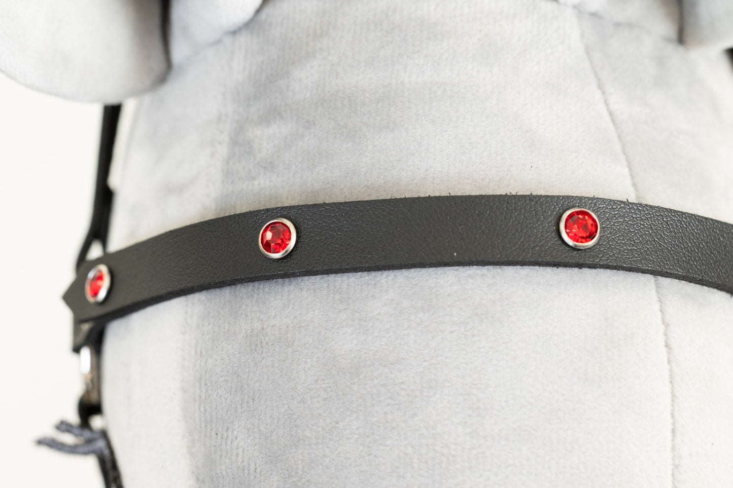 Černá ohlávka "Crystal" pro hobby horse, zdobená třpytivými kamínky se stříbrným kováním, na koníkovi.