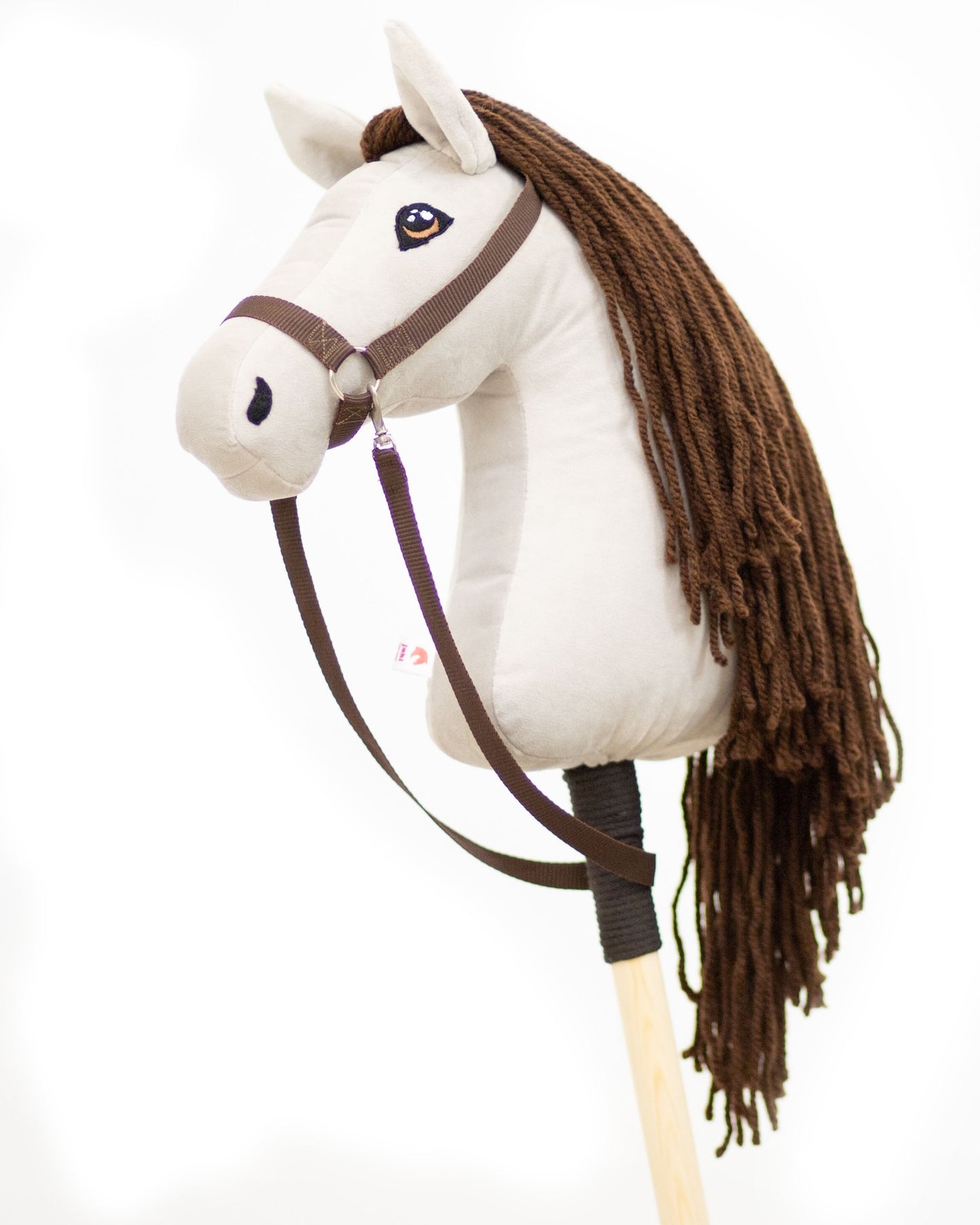 Bílý hobby horse bělouš jménem Cora, hříbě na tyči, česká ruční výroba.
