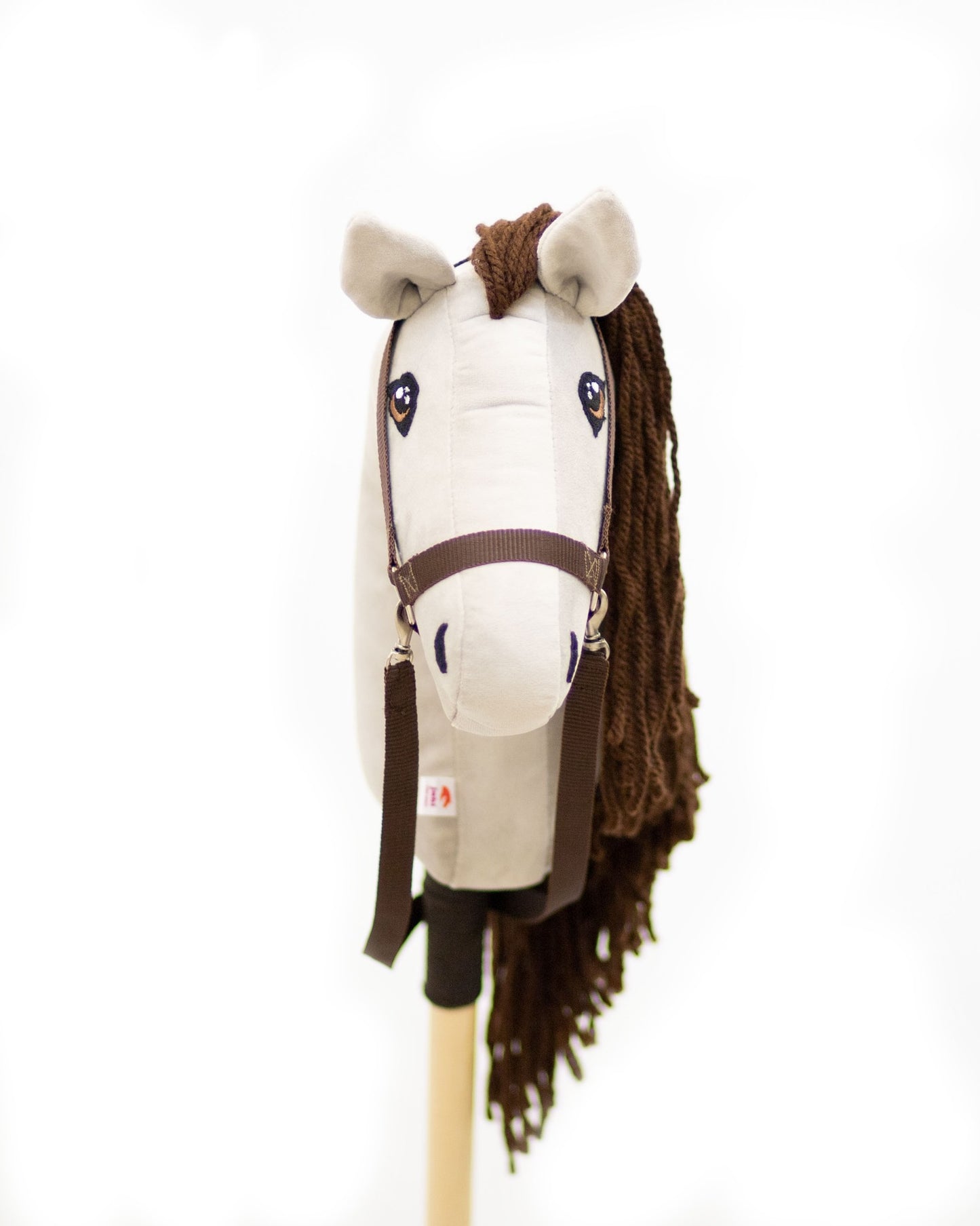 Bílý hobby horse bělouš jménem Cora, hříbě na tyči, česká ruční výroba.