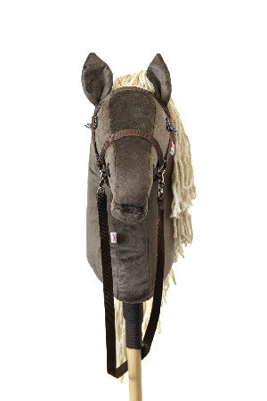 Hobby horse jménem Gizmo s přírodní hřívou, dospělý kůň na tyči, česká ruční výroba.