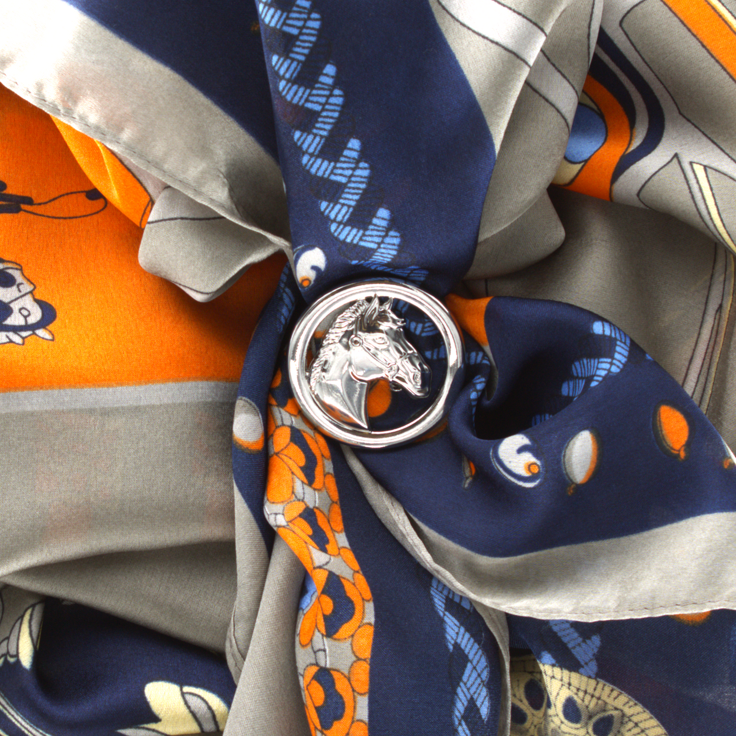 Stříbrná spona na šátek s motivem hlavy koně, zdobená třpytivými krystaly Swarovski.