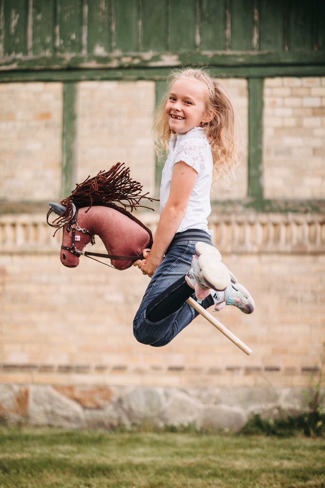 Hobby horse hříbě jménem Rosie s tmavě hnědou hřívou, ručně šitý v ČR.