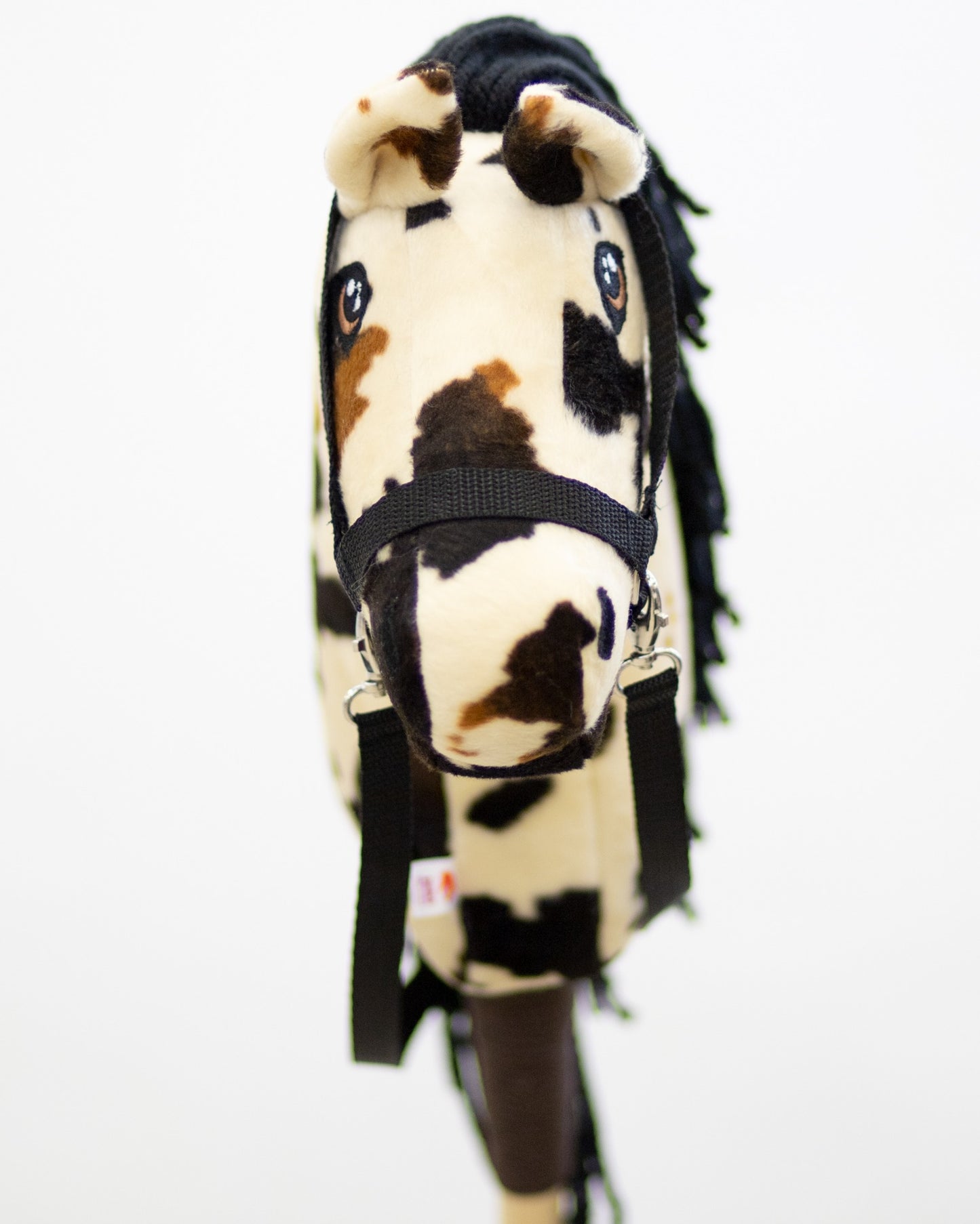 Hobby horse jménem Monty s černou hřívou, hříbě na tyči, česká ruční výroba.