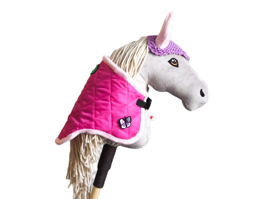 Výhodný duo set pro hobby horse, obsahující sladěnou čabraku a dečku ve fuchsiové barvě.