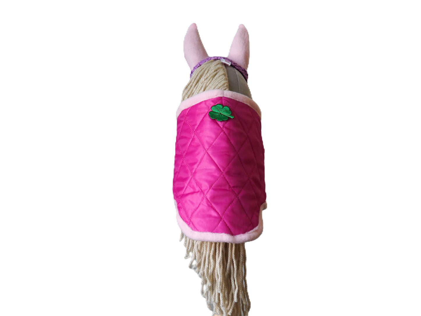 Výhodný duo set pro hobby horse, obsahující sladěnou čabraku a dečku ve fuchsiové barvě.