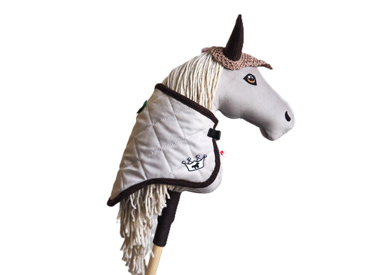 Výhodný duo set pro hobby horse, obsahující sladěnou čabraku a dečku v krémové barvě.