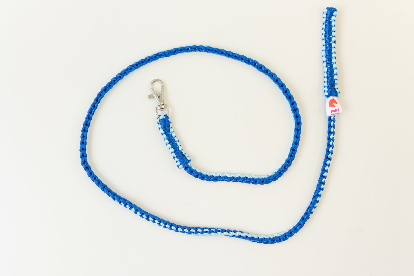 Modré pletené vodítko s karabinou pro hobby horse koníka od značky JUHI.