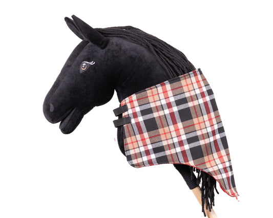 Béžovo-červená károvaná dečka pro hobby horse nasazená na koníkovi, ručně šitý doplněk pro hobbyhorsing.