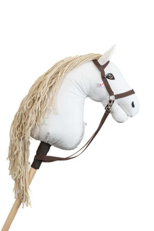 Bílý hobby horse bělouš jménem Snow, dospělý kůň na tyči, česká ruční výroba.