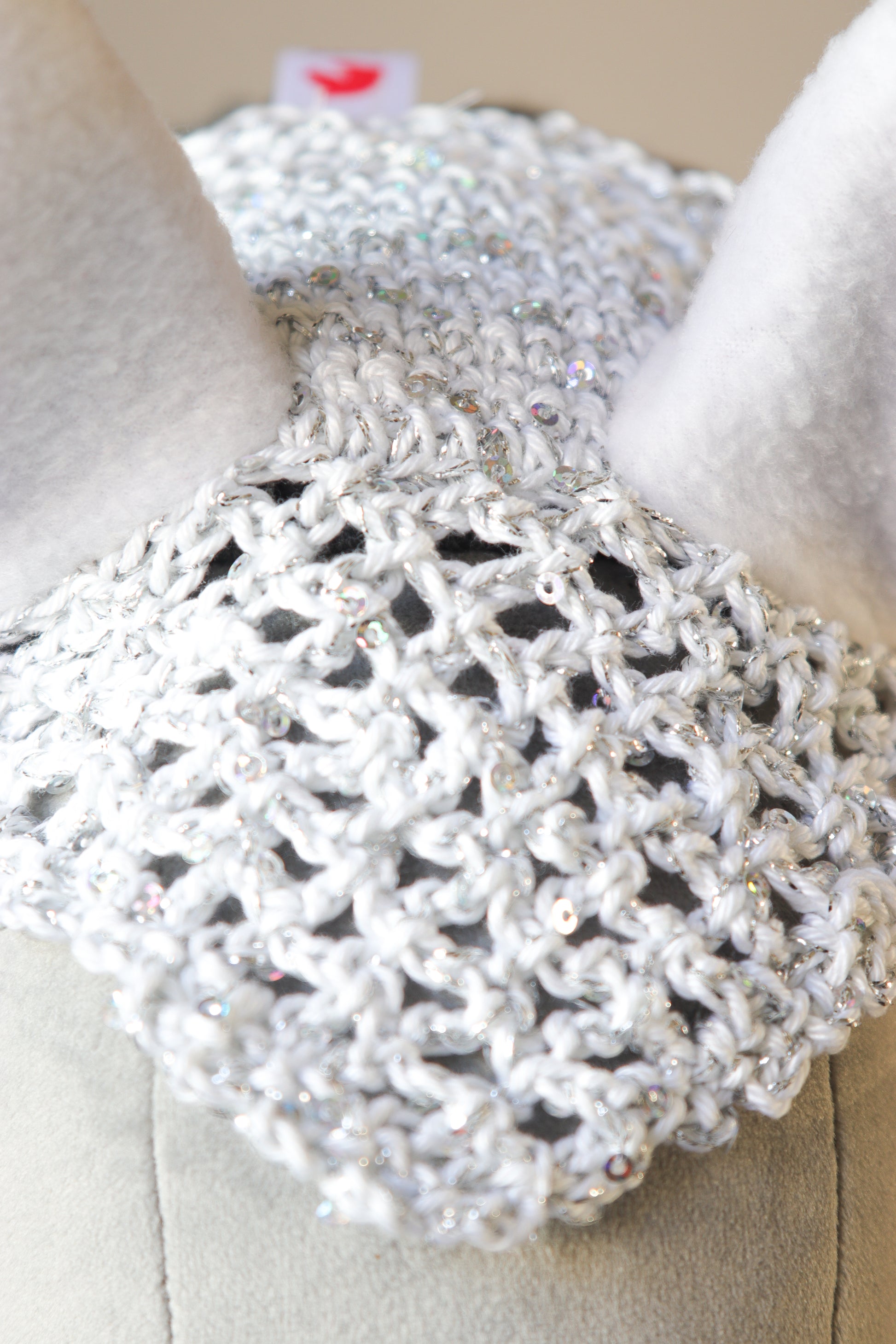 Ručně háčkovaná čabraka bílostříbrná.