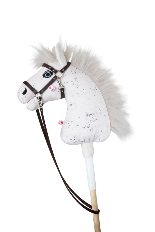 Hobbyhorse s hnědou ohlávkou s ozdobnými nýty.